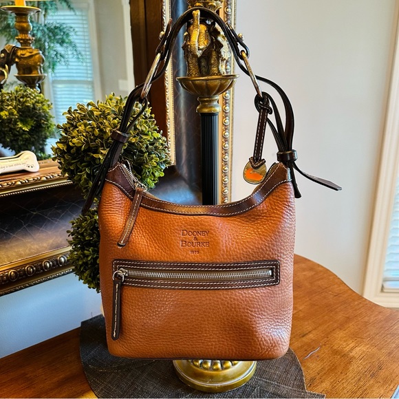 Dooney & Bourke Handbags - 🛍️🛍️ DOONEY & BOURKE 1975 LEATHER SHOULDER BAG❣️ AUTHENTIC 🧡 CLASSIC BAG